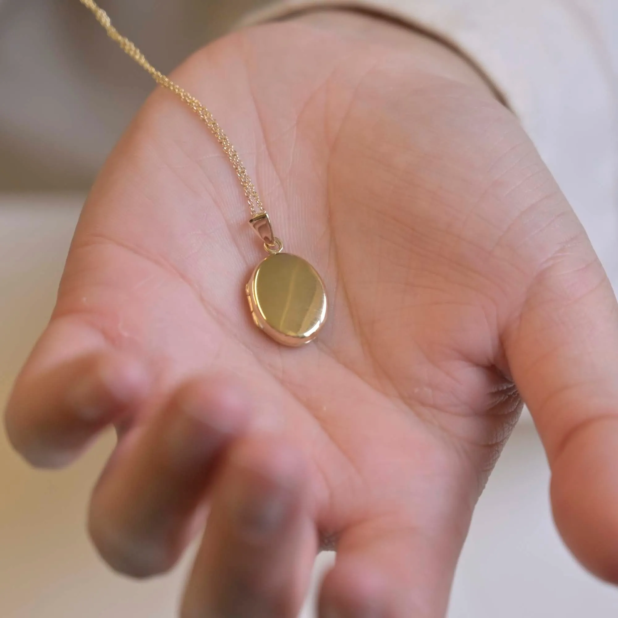 9ct Gold Personalised Oval Locket Necklace - Image 3