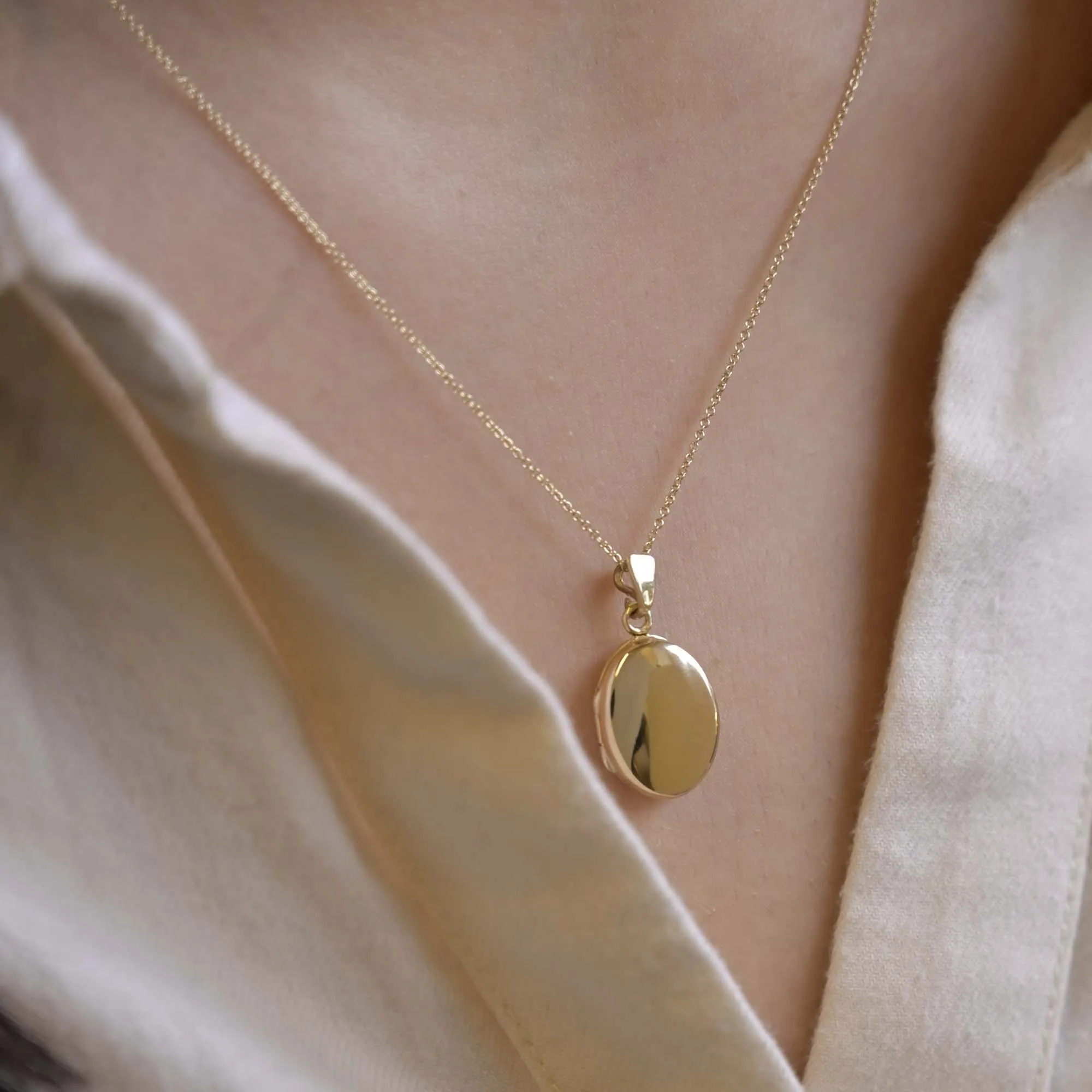 9ct Gold Personalised Oval Locket Necklace - Image 4