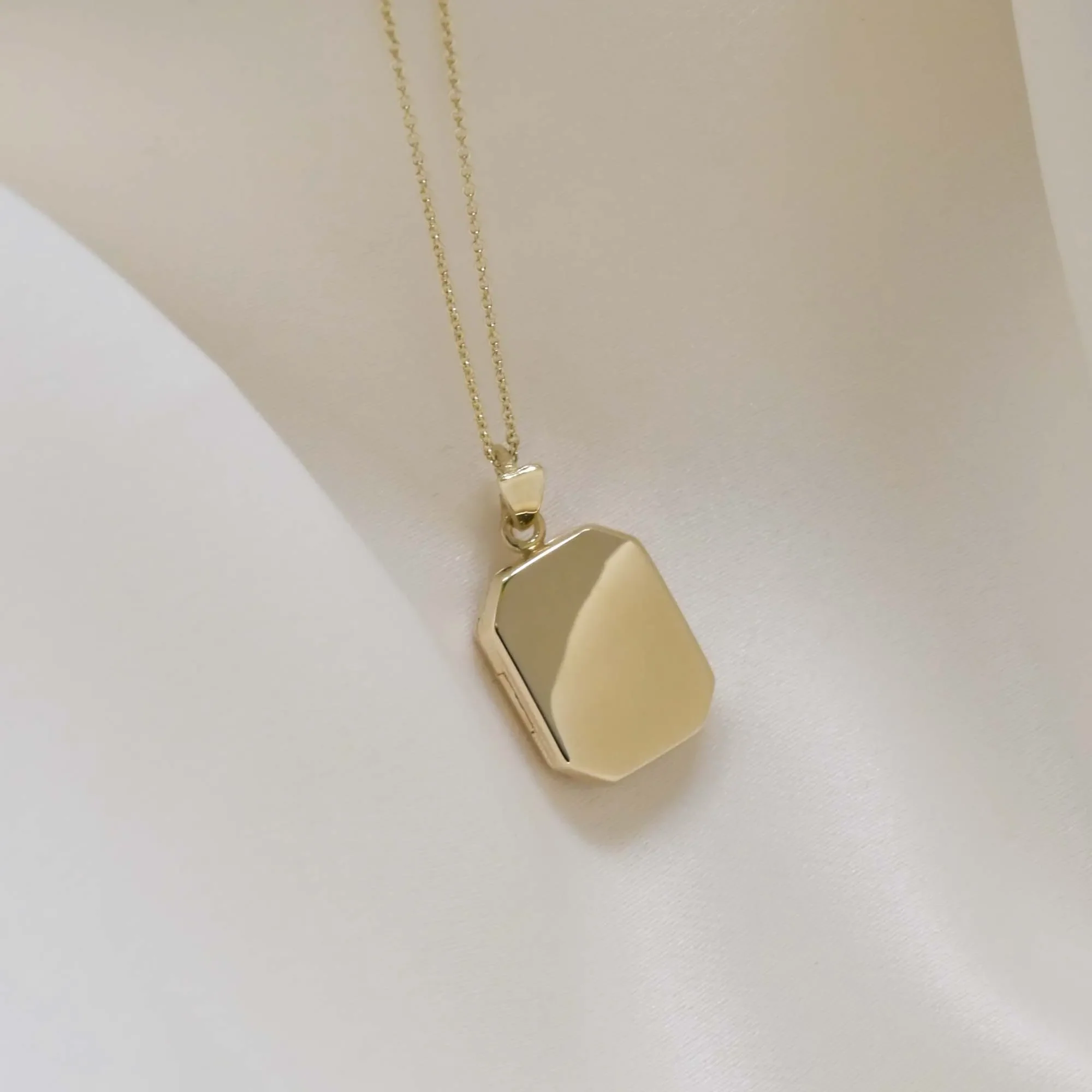 9ct Gold Personalised Rectangle Locket Necklace - Image 4