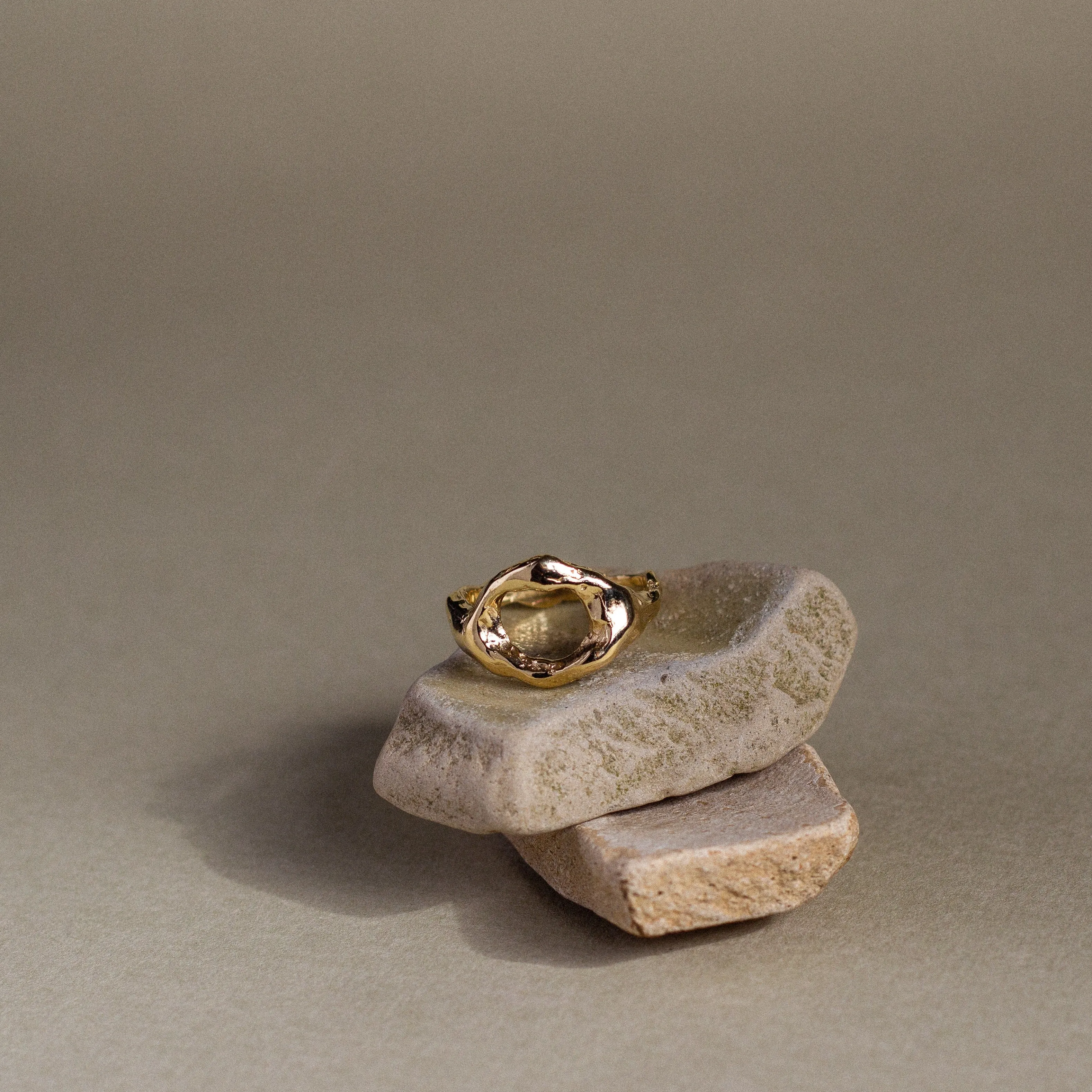 9ct Gold Bloom Organic Circle Ring - Image 3