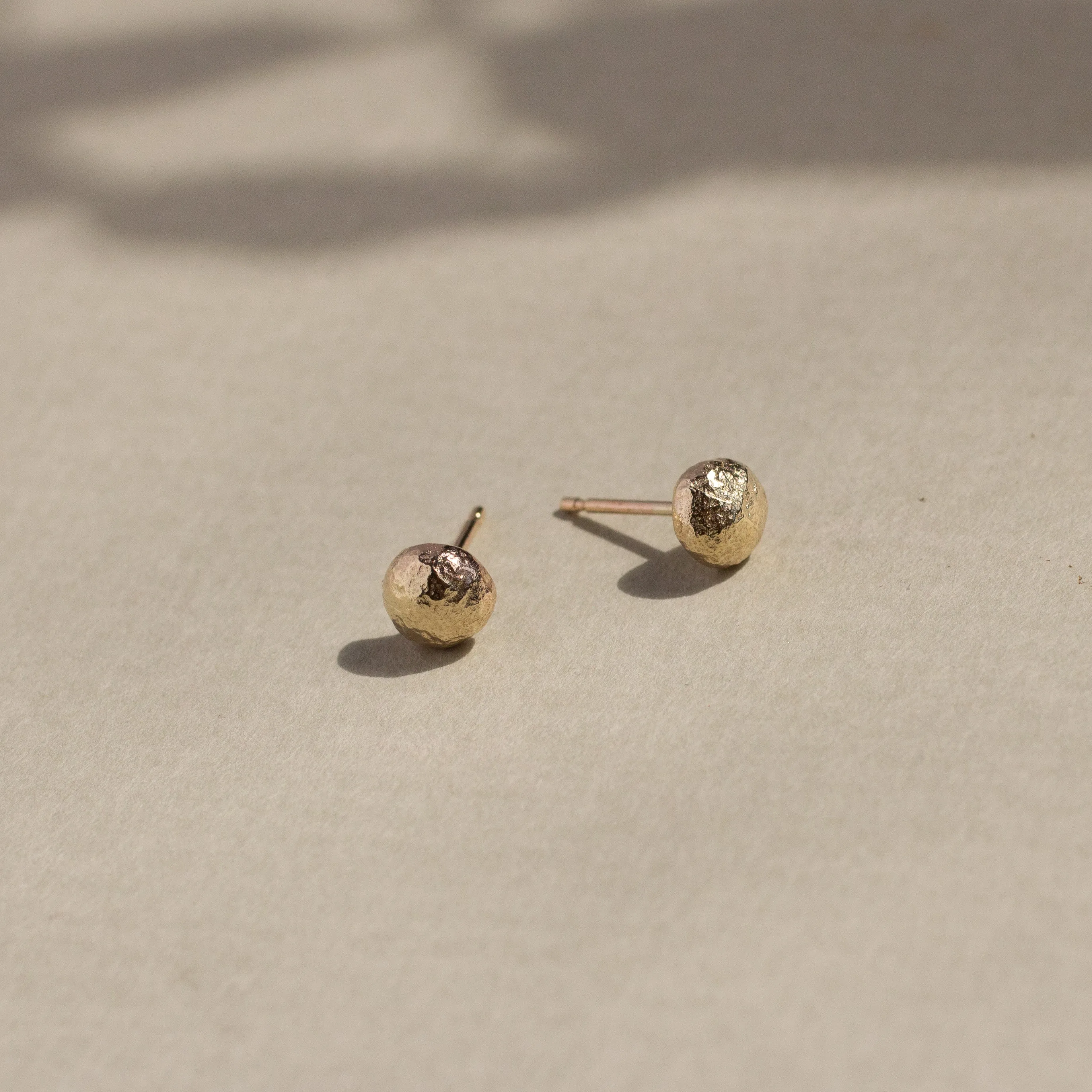 9ct Gold Pebble Studs - Image 3